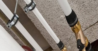 Замена труб водоснабжения в квартире: цена от 2086 руб. - СантехДомСлн